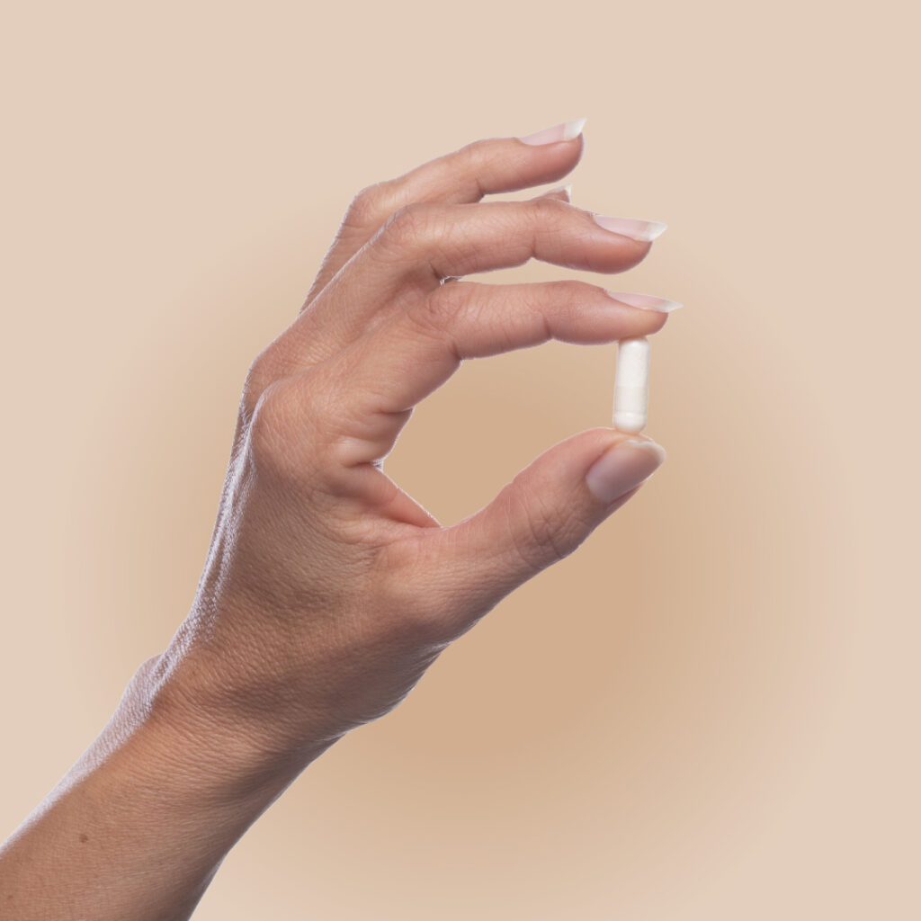 נשירת שיער איזה ויטמין חסר – איך לזהות חוסר ואילו תוספים עוזרים